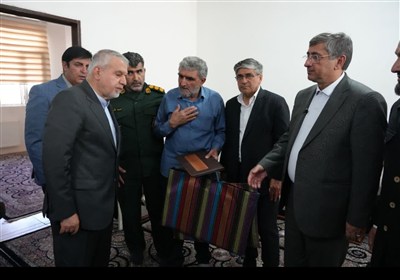 ادای احترام وزیر میراث‌فرهنگی، گردشگری و صنایع دستی به شهدای لرستان