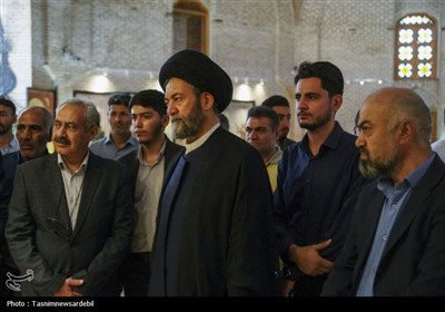بازدید آیت الله عاملی از نمایشگاه هنری «روز حقیقت» در اردبیل ...