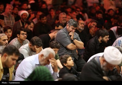 عزاداری زائران حرم بانوی کرامت در شب شهادت امام حسن عسکری(ع) ...