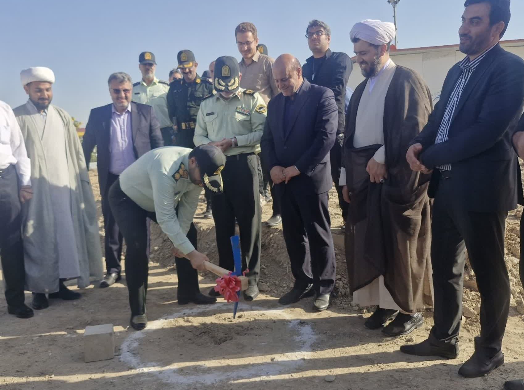 کلنگزنی کلانتری۱۱ مرکزی در اسلامشهر با حضور فرمانده انتظامی غرب استان تهران کلنگزنی کلانتری۱۱ مرکزی در اسلامشهر با حضور فرمانده انتظامی غرب استان تهران