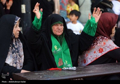 اهتزاز پرچم متبرک به نام حضرت مهدی (عج) بر فراز شهر همدان
