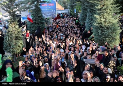 اهتزاز پرچم متبرک به نام حضرت مهدی (عج) بر فراز شهر همدان