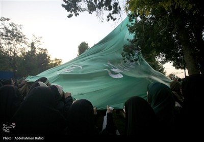 اهتزاز پرچم متبرک به نام حضرت مهدی (عج) بر فراز شهر همدان