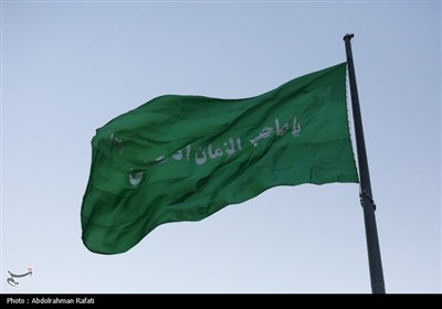 اهتزاز پرچم متبرک به نام حضرت مهدی (عج) بر فراز شهر همدان