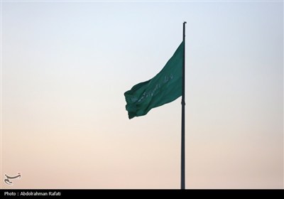 اهتزاز پرچم متبرک به نام حضرت مهدی (عج) بر فراز شهر همدان