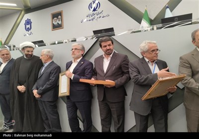 نود و نهمین اجلاس رؤسای دانشگاه‌ها , رونمایی از تندیس دکتر اکبر اعتماد