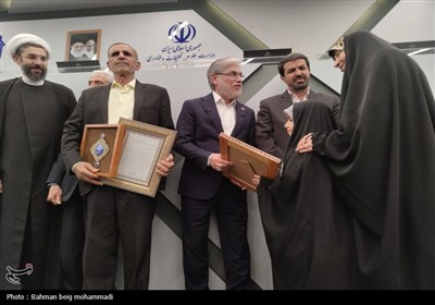 نود و نهمین اجلاس رؤسای دانشگاه‌ها , رونمایی از تندیس دکتر اکبر اعتماد