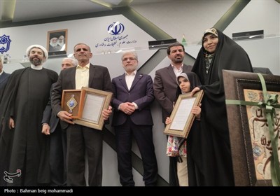 نود و نهمین اجلاس رؤسای دانشگاه‌ها , رونمایی از تندیس دکتر اکبر اعتماد