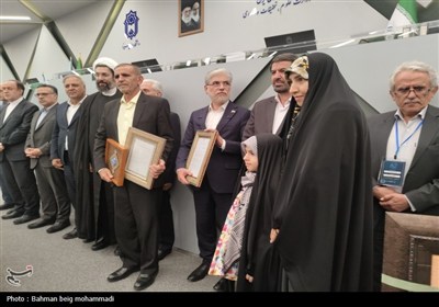 نود و نهمین اجلاس رؤسای دانشگاه‌ها , رونمایی از تندیس دکتر اکبر اعتماد