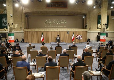 خلال استقبال رئیس الجمهوریة وأعضاء الحکومة.. الإمام الخامنئی: معیشة الشعب هی القضیة الأهم فی إیران
