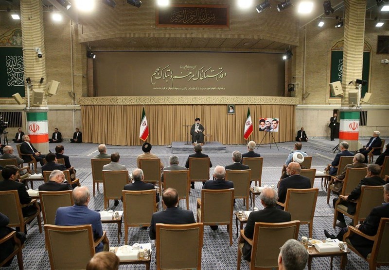 خلال استقبال رئیس الجمهوریة وأعضاء الحکومة.. الإمام الخامنئی: معیشة الشعب هی القضیة الأهم فی إیران