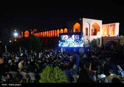 اصفهان غرق در شادی ولادت پیامبر(ص)؛ برگزاری دومین شب جشن &#171;امت ماه&#187; در پل خواجو