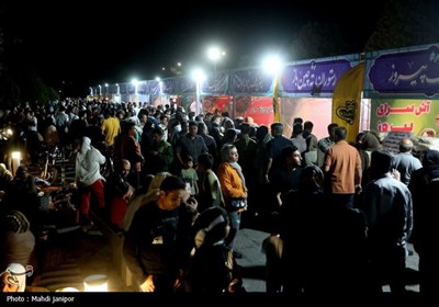 اصفهان غرق در شادی ولادت پیامبر(ص)؛ برگزاری دومین شب جشن &#171;امت ماه&#187; در پل خواجو