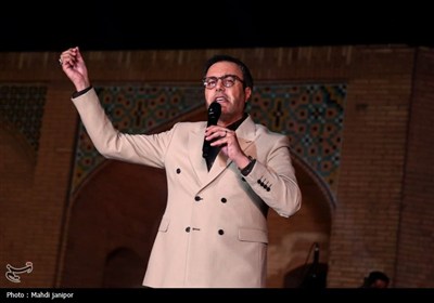 اصفهان غرق در شادی ولادت پیامبر(ص)؛ برگزاری دومین شب جشن &#171;امت ماه&#187; در پل خواجو