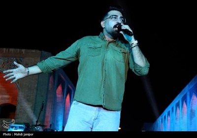 اصفهان غرق در شادی ولادت پیامبر(ص)؛ برگزاری دومین شب جشن &#171;امت ماه&#187; در پل خواجو