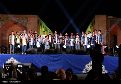 اصفهان غرق در شادی ولادت پیامبر(ص)؛ برگزاری دومین شب جشن &#171;امت ماه&#187; در پل خواجو