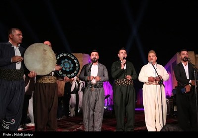 اصفهان غرق در شادی ولادت پیامبر(ص)؛ برگزاری دومین شب جشن &#171;امت ماه&#187; در پل خواجو