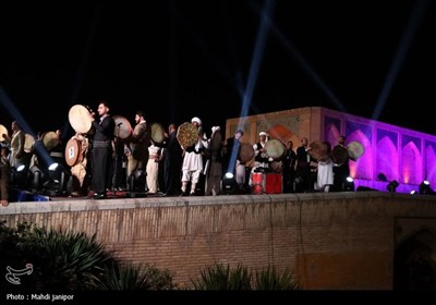 اصفهان غرق در شادی ولادت پیامبر(ص)؛ برگزاری دومین شب جشن &#171;امت ماه&#187; در پل خواجو