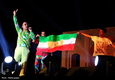 اصفهان غرق در شادی ولادت پیامبر(ص)؛ برگزاری دومین شب جشن &#171;امت ماه&#187; در پل خواجو