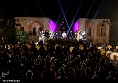 اصفهان غرق در شادی ولادت پیامبر(ص)؛ برگزاری دومین شب جشن &#171;امت ماه&#187; در پل خواجو
