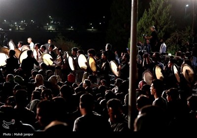اصفهان غرق در شادی ولادت پیامبر(ص)؛ برگزاری دومین شب جشن &#171;امت ماه&#187; در پل خواجو