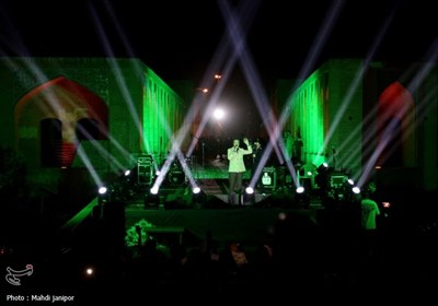 اصفهان غرق در شادی ولادت پیامبر(ص)؛ برگزاری دومین شب جشن &#171;امت ماه&#187; در پل خواجو
