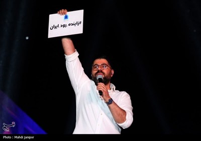 اصفهان غرق در شادی ولادت پیامبر(ص)؛ برگزاری دومین شب جشن &#171;امت ماه&#187; در پل خواجو