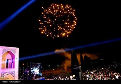 اصفهان غرق در شادی ولادت پیامبر(ص)؛ برگزاری دومین شب جشن &#171;امت ماه&#187; در پل خواجو