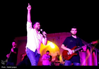 اصفهان غرق در شادی ولادت پیامبر(ص)؛ برگزاری دومین شب جشن &#171;امت ماه&#187; در پل خواجو
