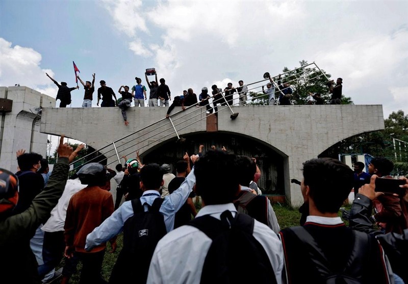 Nepali Police Fire Tear Gas, Rubber Bullets at Protesters outside Parliament