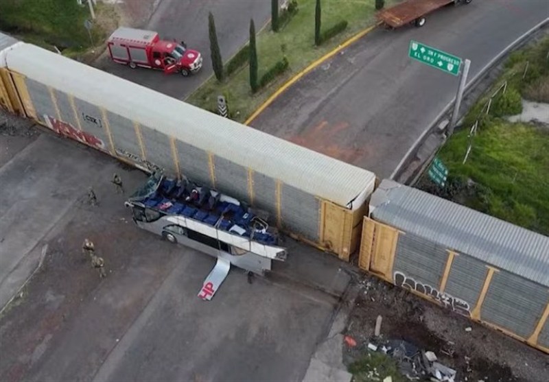 برخورد قطار با اتوبوس در مکزیک 10 کشته و 61 زخمی برجا گذاشت