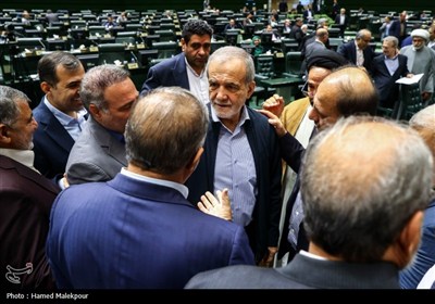تیتر: جلسه غیر علنی مجلس با حضور رئیس‌جمهور و اعضای هیئت دولت