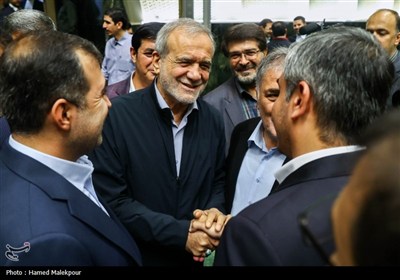تیتر: جلسه غیر علنی مجلس با حضور رئیس‌جمهور و اعضای هیئت دولت