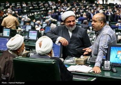 تیتر: جلسه غیر علنی مجلس با حضور رئیس‌جمهور و اعضای هیئت دولت