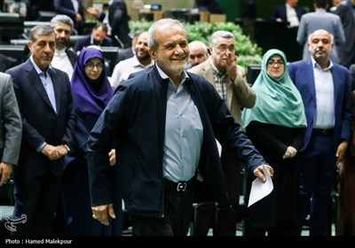 تیتر: جلسه غیر علنی مجلس با حضور رئیس‌جمهور و اعضای هیئت دولت