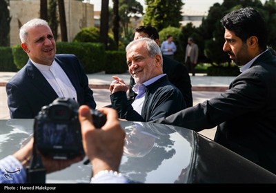 تیتر: جلسه غیر علنی مجلس با حضور رئیس‌جمهور و اعضای هیئت دولت