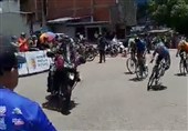 پرواز دوچرخهسواران در ونزوئلا به لطف اشتباه مضحک یک پلیس!+فیلم