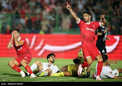 دیدار تیم‌های فوتبال پرسپولیس و فولاد