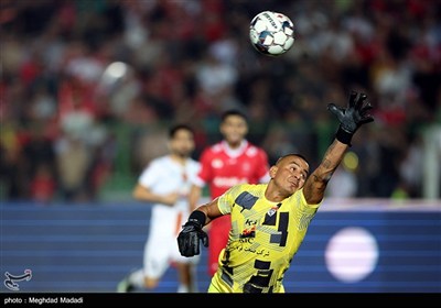 دیدار تیم‌های فوتبال پرسپولیس و فولاد