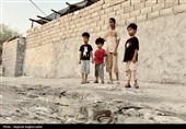 محرومیت در قلب بندرعباس/ گذران زندگی با بوی ‌فاضلاب و کوچه‌های خاکی+فیلم