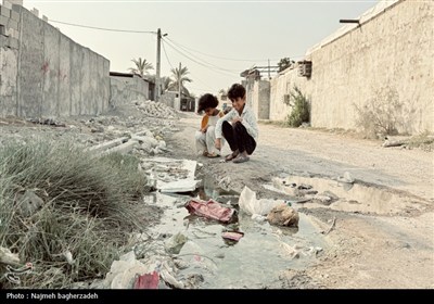 سنگ‌کن شرقی بندرعباس؛ زندگی در کوچه‌های خاکی و فاضلاب روان