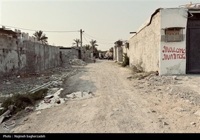 سنگ‌کن شرقی بندرعباس؛ زندگی در کوچه‌های خاکی و فاضلاب روان
