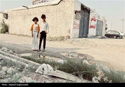 سنگ‌کن شرقی بندرعباس؛ زندگی در کوچه‌های خاکی و فاضلاب روان