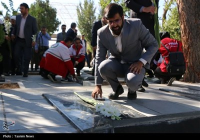 آیین عطرافشانی و گلباران گلزار شهدای شهرکرد