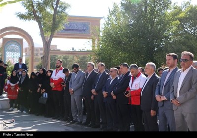 آیین عطرافشانی و گلباران گلزار شهدای شهرکرد