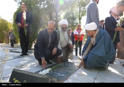 آیین عطرافشانی و گلباران گلزار شهدای شهرکرد