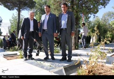 آیین عطرافشانی و گلباران گلزار شهدای شهرکرد