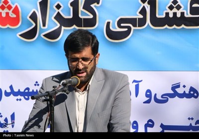آیین عطرافشانی و گلباران گلزار شهدای شهرکرد