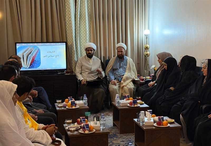 نشست صمیمی مسئول دفتر نمایندگی بعثه با معلمان فرهیخته عمره‌گزار در مدینه