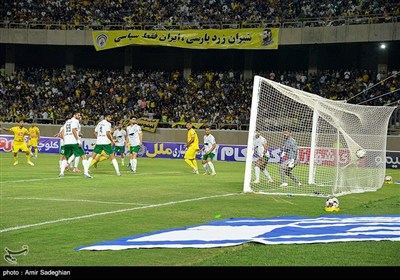 دیدار تیمهای فوتبال فجر شهید سپاسی و ذوب آهن